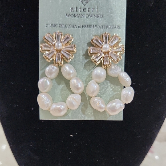 ❣️🔹️Host Pick🔹️ ❣️ ATTERRI cubic Zirconia Fresh Water Pearl Earrings - Picture 2 of 6